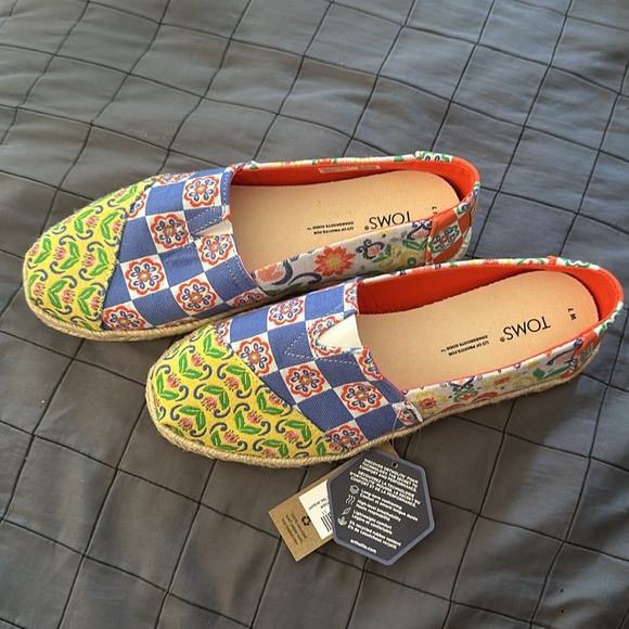 New with tags colorful Toms espiraldes flat tile design shoe size 7 - Picture 4 of 5